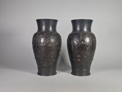 deux vases noirs posés côte à côte sur une surface blanche