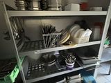 de nombreux plats et casseroles sur les étagères de la cuisine