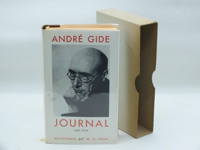 une image représentant un livre sur lequel figure la photo d'un homme à lunettes