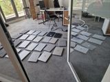 une photo d'une pièce dont le sol est recouvert de nombreux carreaux