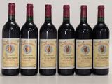 six bouteilles de vin sont alignées sur une table