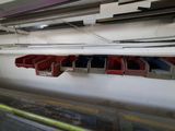 une photo d'une pièce où sont suspendus au plafond plusieurs bacs rouges