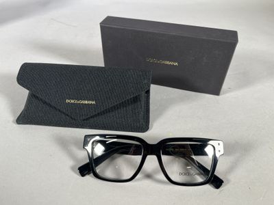 Les lunettes se trouvent à côté de la boîte, sur la table.