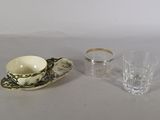 deux tasses et une soucoupe posées sur une table