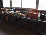une pièce encombrée, avec des outils posés sur une table