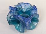 une fleur en verre bleu posée sur une table