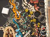 une boîte en bois remplie de bijoux variés, posée sur une table
