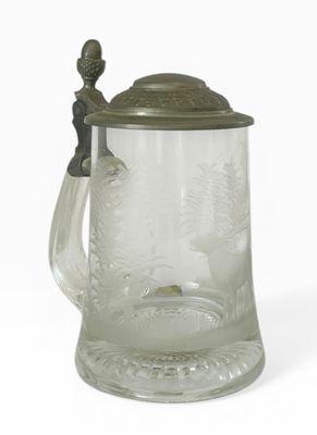 une chope à bière en verre avec une anse, sur fond blanc