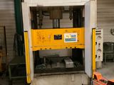 une machine qui se trouve à l'intérieur d'un bâtiment