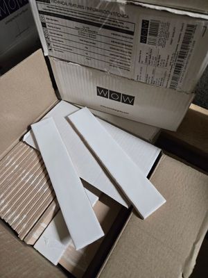 quatre morceaux de carton posés sur une boîte en carton