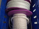 une corde blanche dans une caisse bleue munie de poignées violettes
