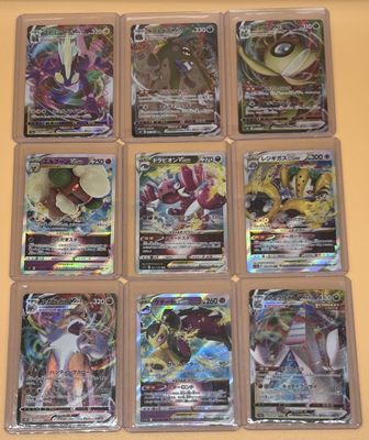 gros plan d'un paquet de cartes pokemon sur une table