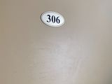 une photo d'une porte sur laquelle figure un numéro