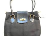 sac à main noir et bleu sur fond blanc, avec des finitions dorées
