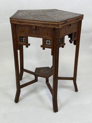 image d'une petite table avec un plateau en bois sur fond blanc