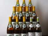 plusieurs bouteilles de vin posées sur une table en bois
