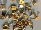 beaucoup de bijoux en or et en argent sur une table