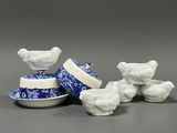 trois bols en porcelaine bleue et blanche et un bol orné d'un oiseau