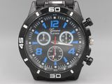 La montre est noire, avec un cadran bleu et une trotteuse rouge.