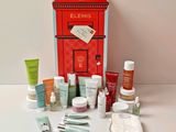 une boîte de produits de beauté posée sur une table