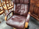 un fauteuil inclinable en cuir marron avec un piètement en bois et des accoudoirs