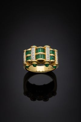 une bague en émeraude et diamant