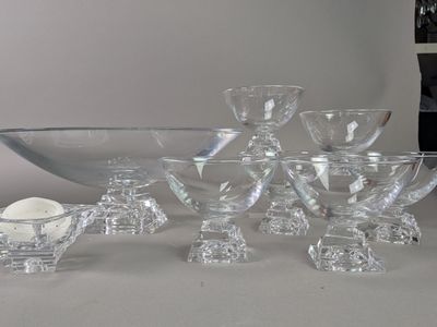 beaucoup de bols en verre et de bols sur la table