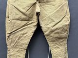 un gros plan sur un pantalon suspendu à une corde à linge