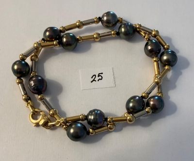 une photo d'un bracelet orné de perles noires