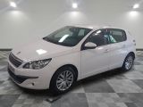 la photo d'une voiture blanche garée dans une salle d'exposition