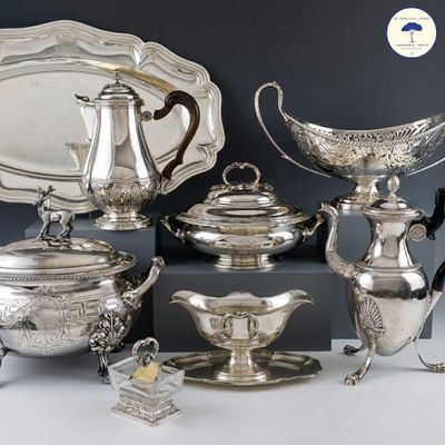 de nombreux objets en argent posés sur une table avec un fond bleu