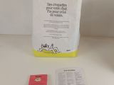 un sac de nourriture posé sur une table à côté d'un paquet de nourriture