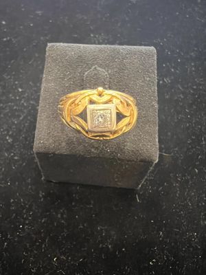 Bague ornée d’un diamant taille brillant dans un entourage d…