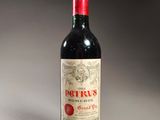 une bouteille de vin posée sur une table