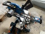 une machine posée au sol dans une pièce