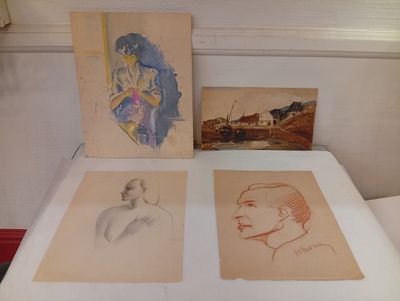 trois dessins posés sur une table, avec la photo d'un homme