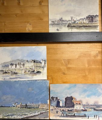 peintures sur un mur en bois représentant une plage et un bâtiment
