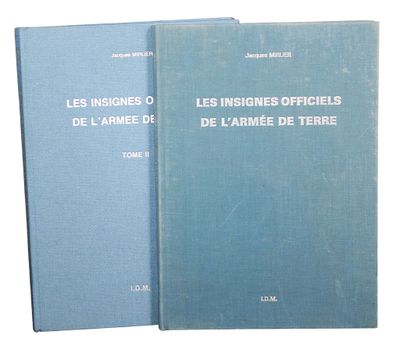 voici deux livres posés l'un sur l'autre sur une surface blanche