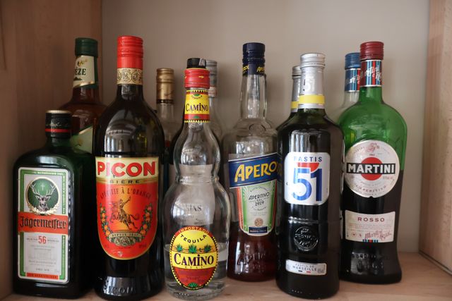 Stock de jus de fruits, bouteilles d’alcool entamées 