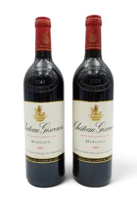deux bouteilles de vin rouge posées l'une à côté de l'autre sur une surface blanche