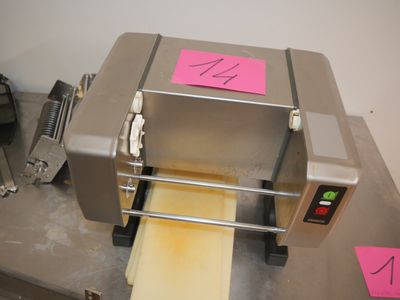 une image représentant une machine dans laquelle se trouve un morceau de fromage