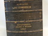 un vieux livre posé sur une table blanche à côté d'une tasse