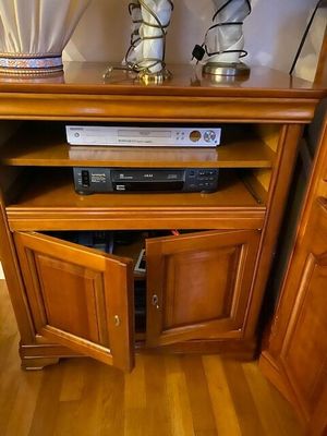 un meuble TV en bois intégrant un lecteur DVD