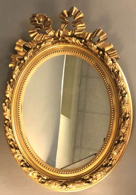 un miroir accroché au mur