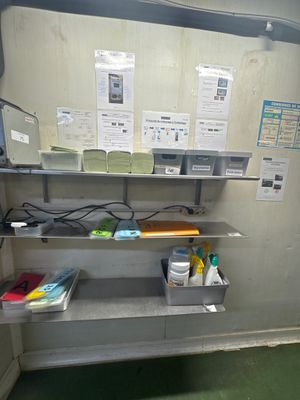 une pièce avec une étagère et beaucoup de papiers accrochés au mur