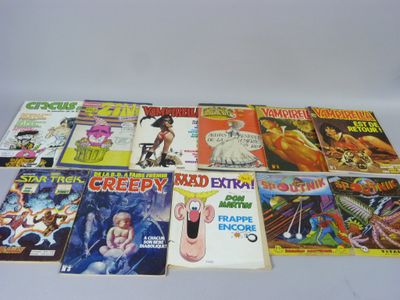 une pile de bandes dessinées posée sur une table