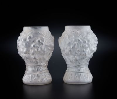 paire de vases en verre dépoli sur fond noir avec un arrière-plan sombre