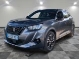 un SUV argenté garé sur un sol en damier dans un garage