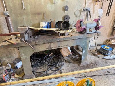 une photo d'un établi dans un atelier, avec des outils