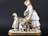 figurine représentant une femme avec deux enfants et un chien